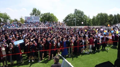 Anadolu Üniversitesi'nde 7'den 70'e Mezuniyet Coşkusu